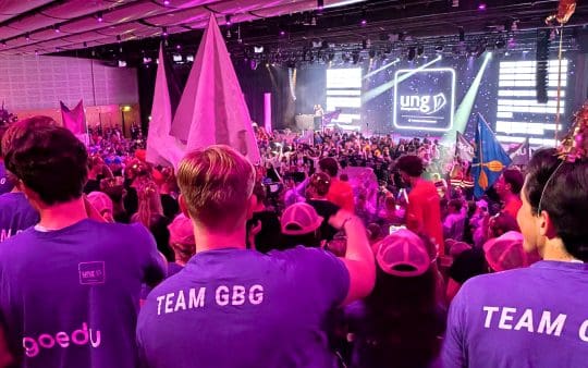 Team Göteborg sitter tillsammans i publiken och tittar fram mot scenen.